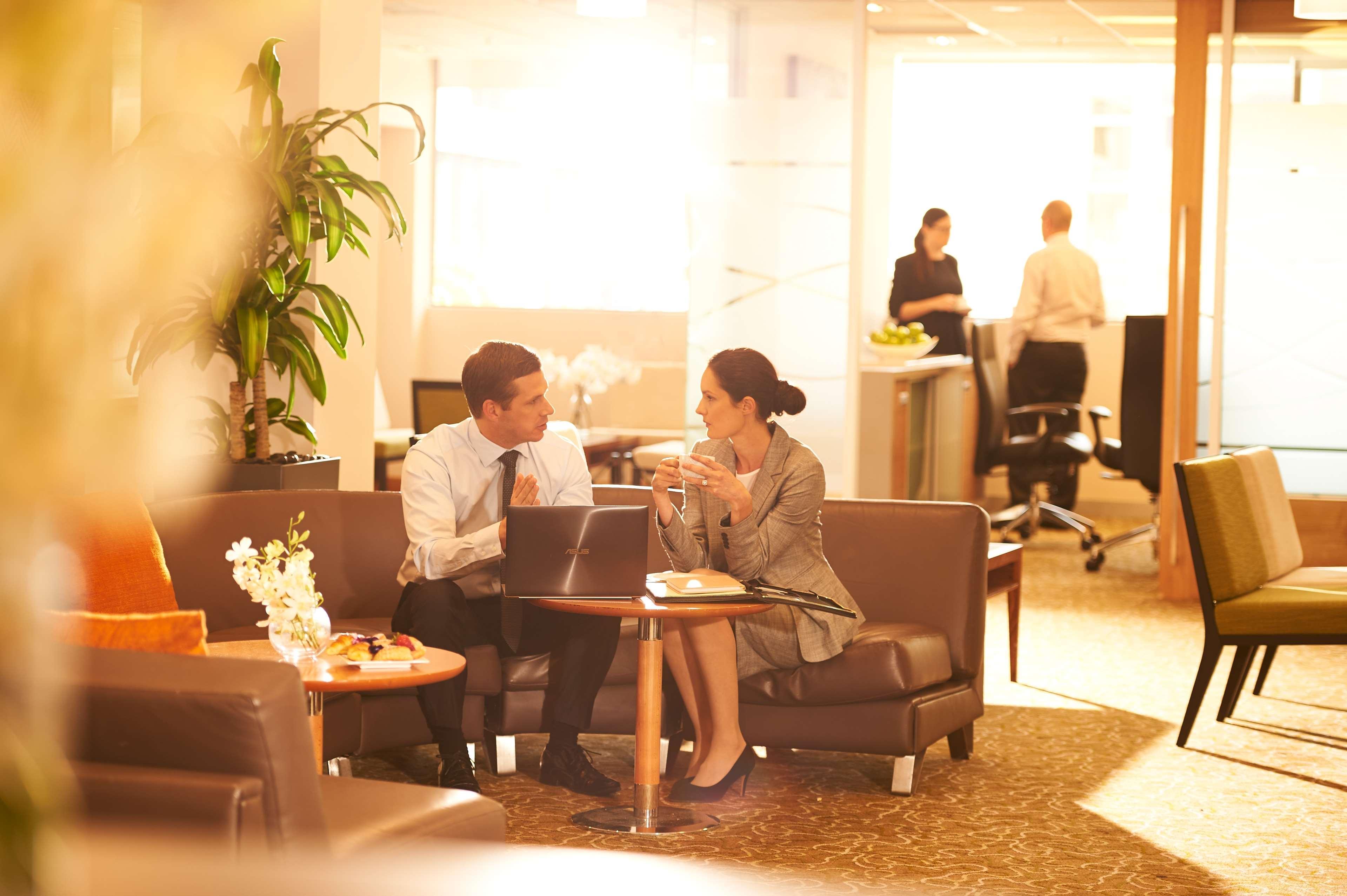 Hotel Pan Pacific Perth Zewnętrze zdjęcie A typical scene at a business center