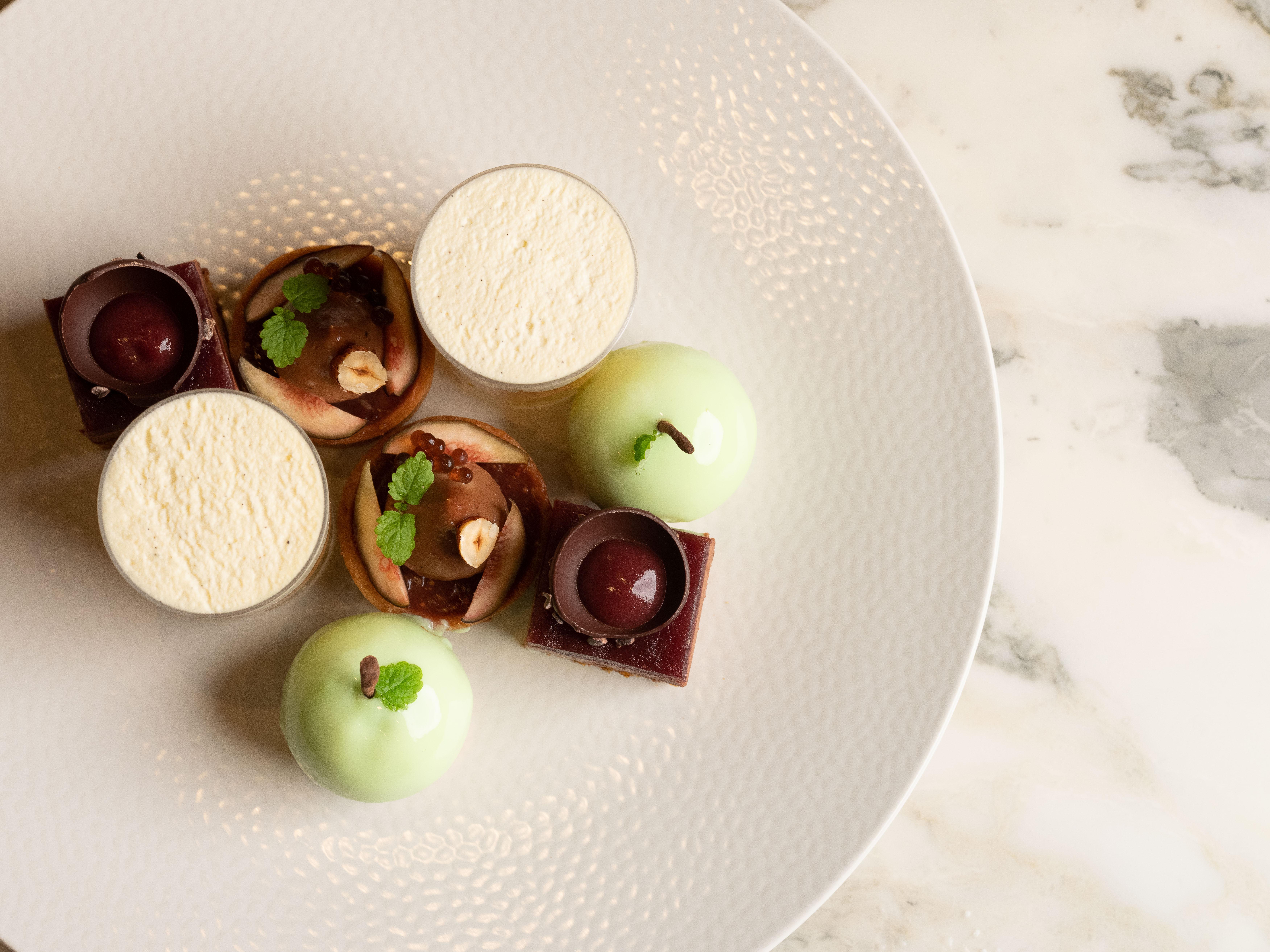 Hotel Pan Pacific Perth Zewnętrze zdjęcie A selection of petits fours
